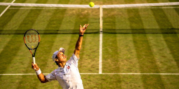 网球运动员在草地上发球